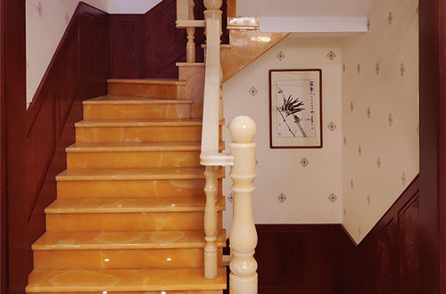 大丰中式别墅室内汉白玉石楼梯的定制安装装饰效果